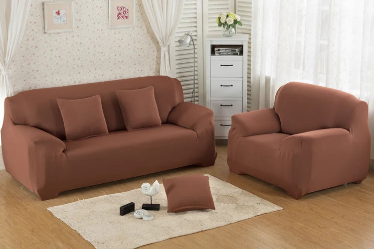 Housse de canapé extensible unie NEWTON café dans un salon