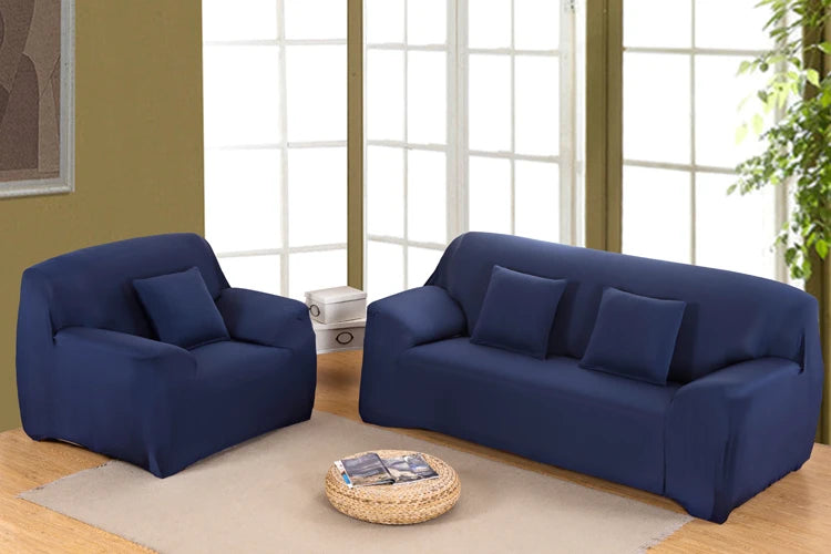 Housse de canapé extensible unie NEWTON marine dans un salon