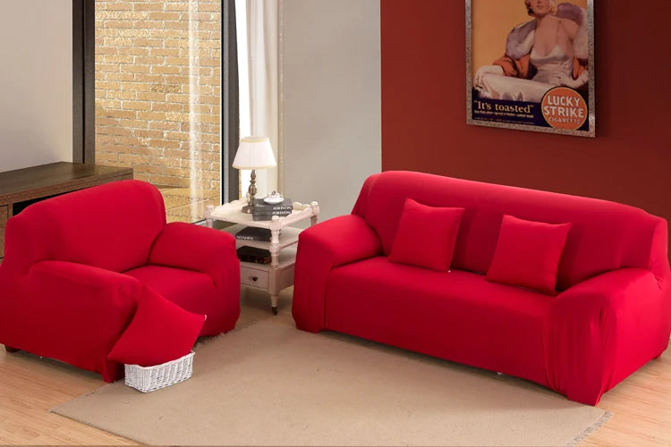 Housse de canapé extensible unie NEWTON rouge dans un salon