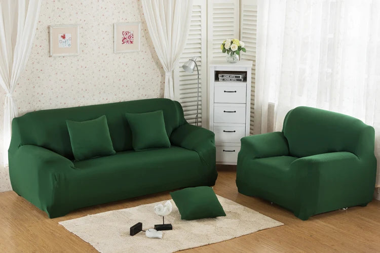 Housse de canapé extensible unie NEWTON vert sapin dans un salon